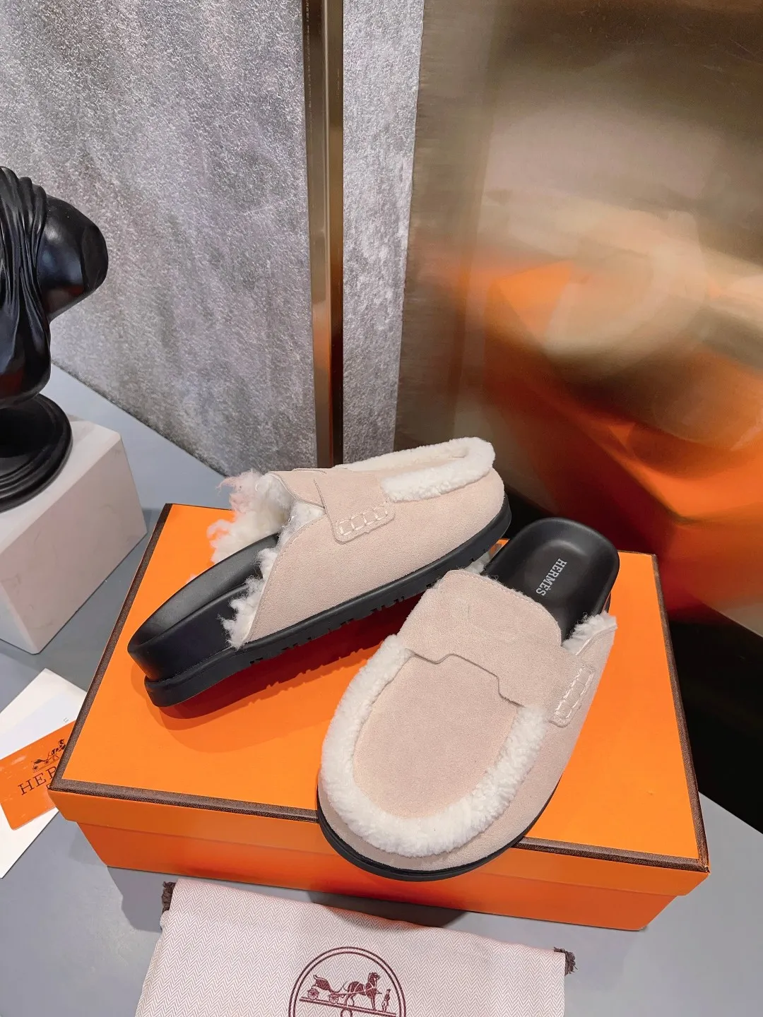 [H Family Hermès] P: 520💰 Size: Male 39-44 (45 customized) Female 35-40 (41 customized) HERMES Hermès top luxury version HERMES Hermès cute half-drag.  Jindian’s family language design! It looks good no matter how you match it! Casual and high-end feeling. The comfort is also great. Paired with various colorful socks, it gives a trendy and high-end feeling. The top version of real wool is high quality. ●Upper: imported cow suede. ●Inner: imported sheepskin. ●Foot pads: imported mixed sheepskin.